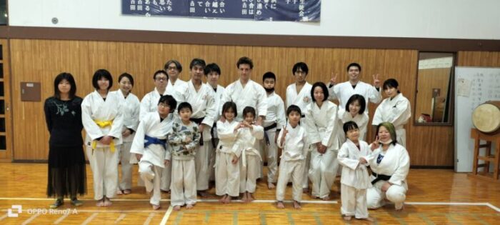 大人から子どもまで女性も親子も初心者も和気あいあいとした雰囲気です(写真は日曜日の稽古会場)