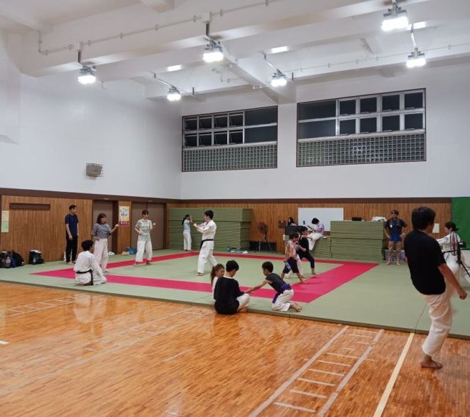 休憩兼自主練時間におのおの有効に練習などする生徒の皆さん