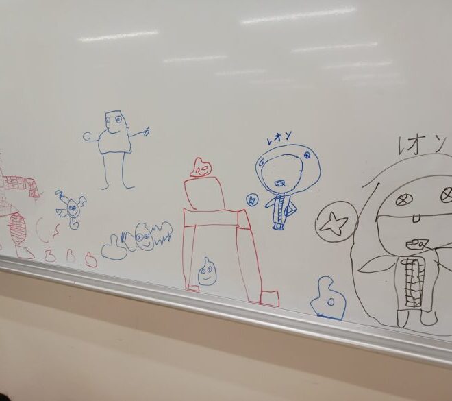 空手稽古の休憩時間に小学生たちが描いた絵