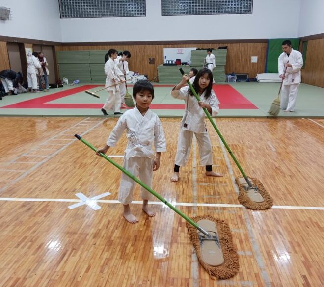 空手の稽古後に掃除をしている大人子供の皆さんのようす