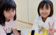稽古が始まる前に会場で遊んでいる小学生女子たち