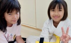 稽古が始まる前に会場で遊んでいる小学生女子たち