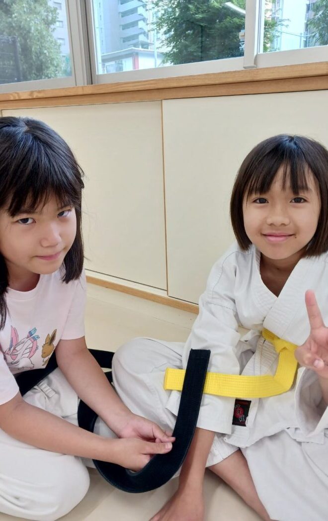 稽古が始まる前に会場で遊んでいる小学生女子たち