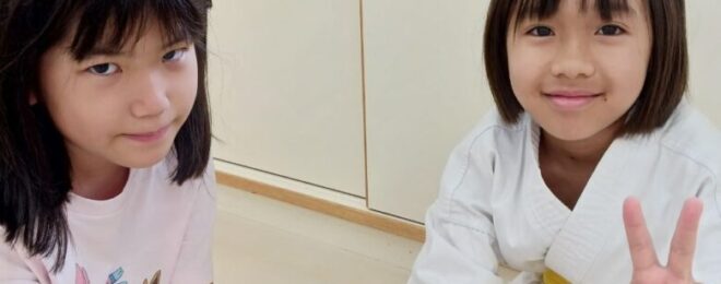 稽古が始まる前に会場で遊んでいる小学生女子たち