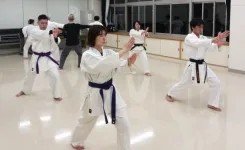 金曜日夜の大人クラスで練習する参加者たち