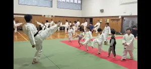 日曜日の大人と子供の空手合同稽古のようす