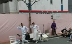 野毛大道芸で芸を披露するパントマイマー
