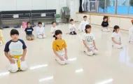 空手稽古前に正座をして集中している子供たち