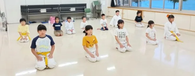 空手稽古前に正座をして集中している子供たち
