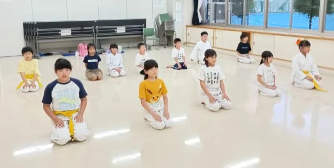 空手稽古前に正座をして集中している子供たち