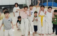 空手稽古後の子供たちとの集合写真