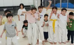空手稽古後の子供たちとの集合写真
