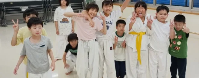 空手稽古後の子供たちとの集合写真