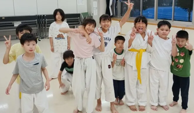 空手稽古後の子供たちとの集合写真