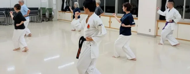 空手稽古で交差立ちをしている大人クラスの参加者たち