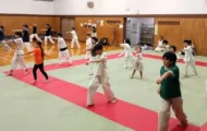 稽古に励む大人と子供たち