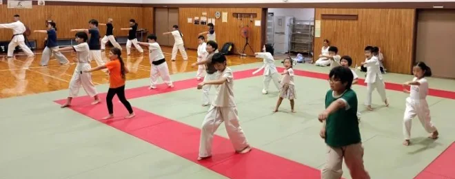 稽古に励む大人と子供たち