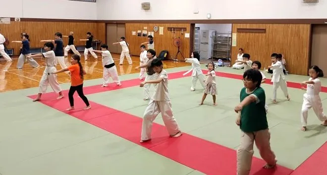 稽古に励む大人と子供たち