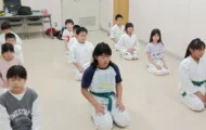 小学生クラスの稽古で子どもたちが正座をして真剣に黙想を行う様子|横浜関内の金井空手道場