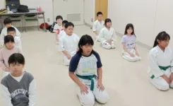 小学生クラスの稽古で子どもたちが正座をして真剣に黙想を行う様子|横浜関内の金井空手道場