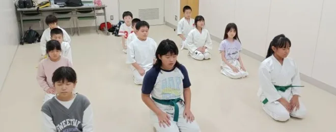 小学生クラスの稽古で子どもたちが正座をして真剣に黙想を行う様子｜横浜関内の金井空手道場