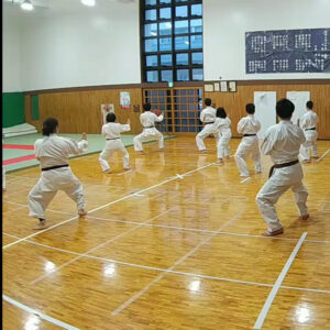 日曜日の稽古会場（横浜吉田中学校格技場）での練習のようす。