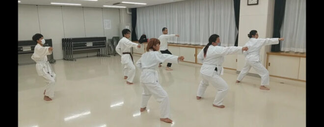 大人クラスの参加者たちで拳手法という空手動作の練習をしているようす