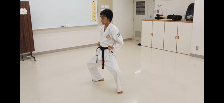 空手の立ち姿勢で無理なく足腰強化 | 横浜関内の金井空手道場