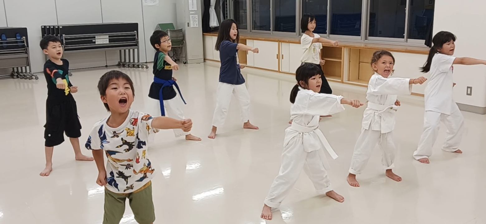 金曜日18時からの園児・小学生クラスの稽古風景（会場は横浜吉田中学校コミュニティハウス）