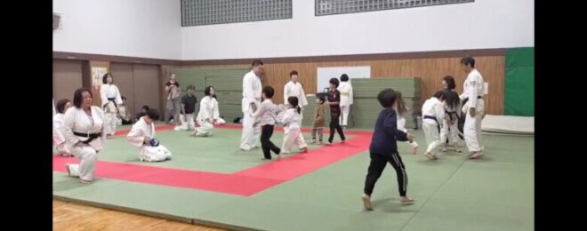 日曜日の空手の稽古は大人と子供が合同で行います