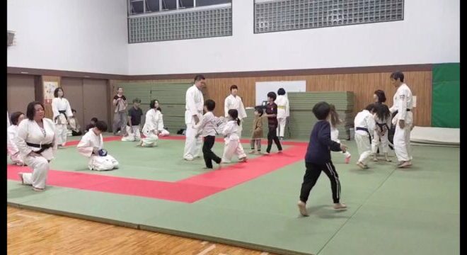 日曜日の空手の稽古は大人と子供が合同で行います