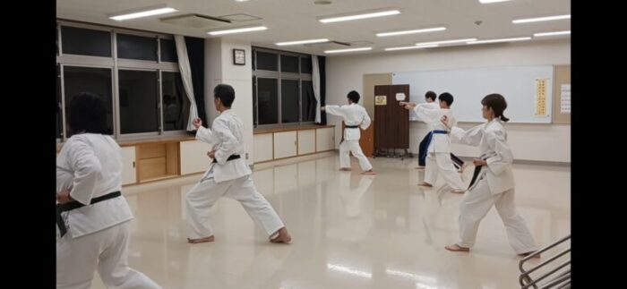 金曜日の稽古会場(横浜吉田中学校コミュニティハウス)での練習のようす