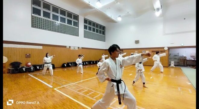 体験参加者の人たちに向けて日頃の稽古メニューを披露している練習生たちのようす