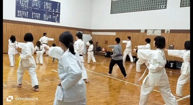 大人と子供一緒に空手の突きの練習をしているようす