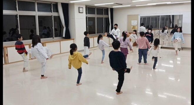 小学生の子供たち全員で前蹴りの練習をしているようす