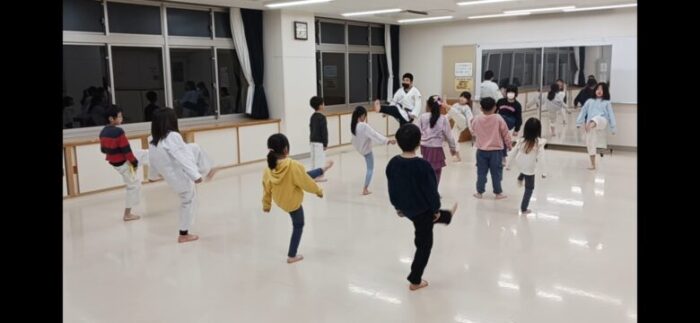 金曜日の稽古会場(横浜吉田中学校コミュニティハウス)での練習のようす