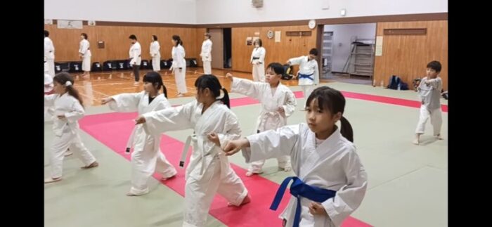 日曜日の大人と子供の合同稽古のようす