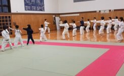 日曜日の稽古で全員で正拳突きをしているようす