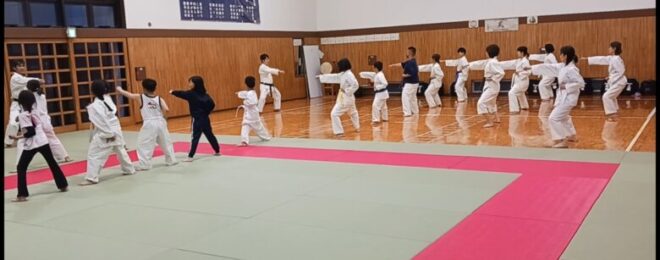 日曜日の稽古で全員で正拳突きをしているようす