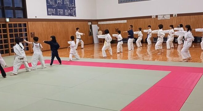 日曜日の稽古で全員で正拳突きをしているようす