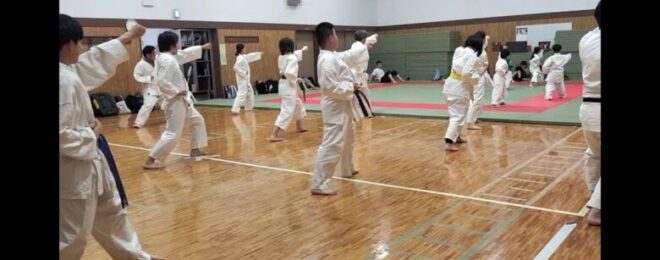 日曜日の稽古で大人と子供が合同で練習しているようす
