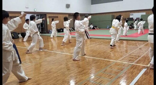 日曜日の稽古で大人と子供が合同で練習しているようす