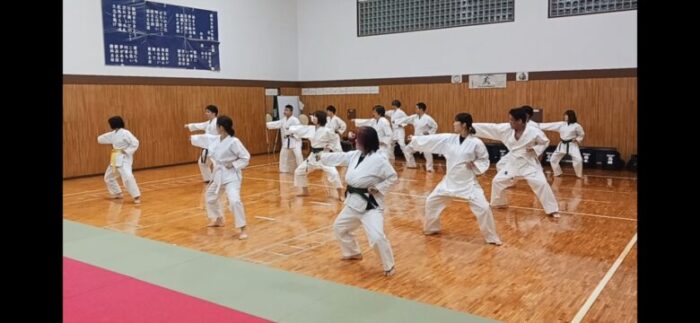 基本稽古で習った動きを前後に動きながら練習します。