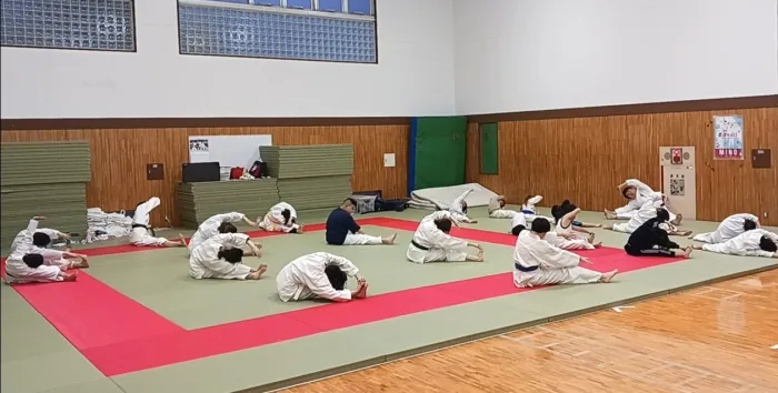 横浜関内の空手教室「少林寺流金井空手道場」の安全な型中心の稽古内容と最初のストレッチ風景