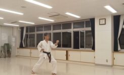 寸暇を惜しんで自主練をしているようす