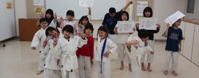 金曜日の幼児・小学生クラスの稽古後に記念撮影