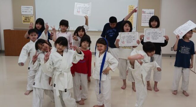 金曜日の幼児・小学生クラスの稽古後に記念撮影
