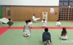 足指を立てて正座をした状態で前蹴りをする練習