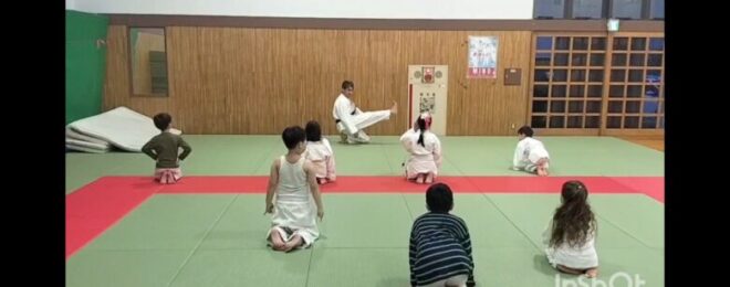 足指を立てて正座をした状態で前蹴りをする練習