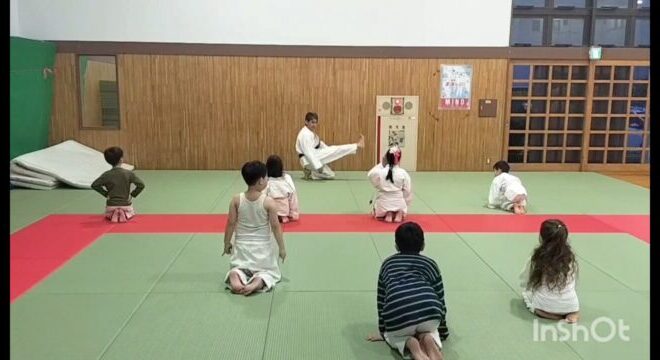 足指を立てて正座をした状態で前蹴りをする練習
